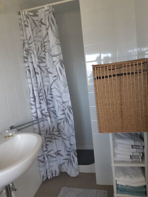 Shower, towels, shampoo - apartment located in a park "parc atlantis" (De Haan)