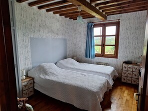 2 bedrooms, iron/ironing board, travel cot, free WiFi