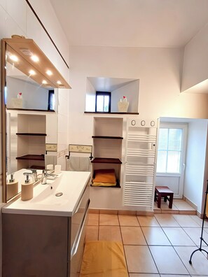 3 bedrooms, desk, iron/ironing board, travel crib