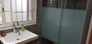 تجهيزات دش، مجففات شعر، مناشف، صابون
