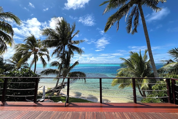 terrasse de la chambre n°2 avec vue sur le lagon et la plage