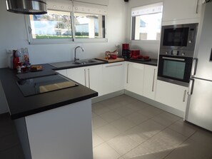 Fridge, microwave, oven, stovetop - NEW HOUSE NEAR AND SEA VIEWS TREVOU-TREGUIGNEC THE ROYAU (Trévou-Tréguignec)