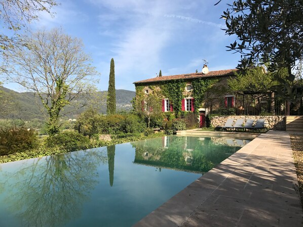 Outdoor pool, an infinity pool - New ! Mas des Oliviers, Draguignan. With a beautiful view ! (Draguignan)