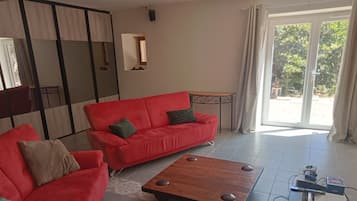 Télévision, jeux vidéo, lecteur de DVD, baby-foot