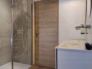 Baignoire, sèche-cheveux, peignoirs, serviettes fournies