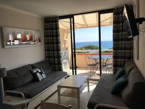 TV, tavolo da ping pong