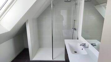 Douche, sĂšche-cheveux, savon, papier toilette