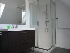 Douche, sèche-cheveux