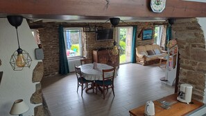 Smart TV, DVD player, books - BRETONNE LONGERE BETWEEN SEA AND COUNTRYSIDE (Plouhinec)