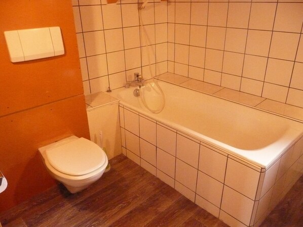Un baño con inodoro, lavabo y bañera.