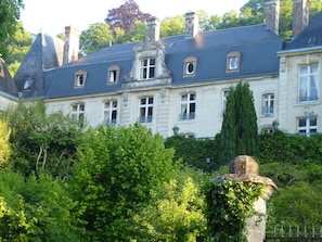A large, historic building with multiple windows and a prominent central tower. - Château de la Voûte, facing south (Troo)