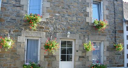 5 MINS FROM PAIMPOL BREHAT, 40 MINS FROM COTE DE GRANIT ROSE. 2 TO 12 ADULTS