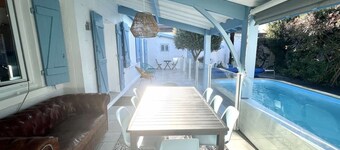 Magnificent villa with swimming pool, 50 meters from the beach!