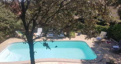 Maisonnette gĂźte avec piscine Ă EygaliĂšres 6 personnes parc naturel des alpill
