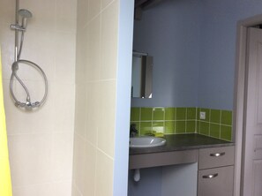 Sèche-cheveux, serviettes fournies, savon