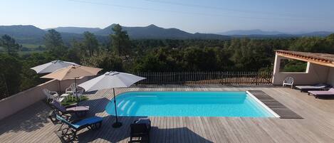 Utendørsbasseng og et oppvarmet basseng