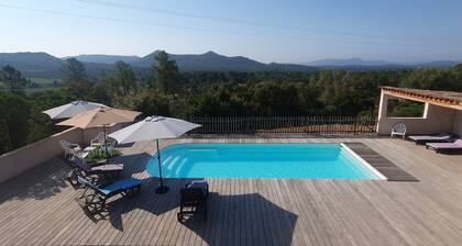 Very nice villa with heated pool (private pool in August and September)