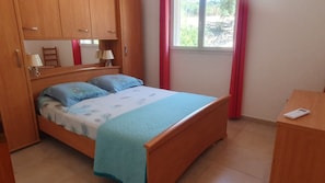 3 chambres, fer et planche à repasser, lit de bébé portatif