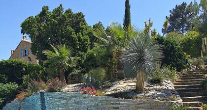 Superbe villa vue mer avec piscine paysagée. Grand jardin, pour 1 ou 2 familles