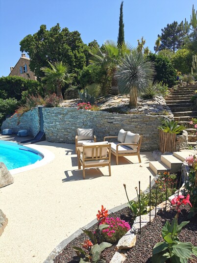 Superb sea-view villa with landscaped pool. Large garden, for 1 or 2 families