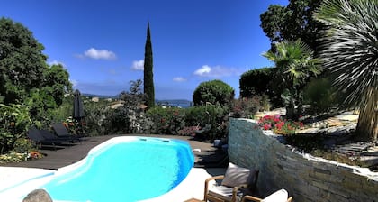 Superb sea-view villa with landscaped pool. Large garden, for 1 or 2 families
