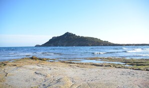 Una playa cerca, sillas reclinables de playa, toallas de playa
