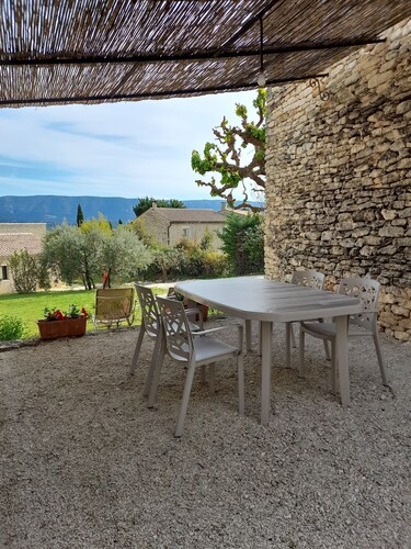 GIte dans un petit hameau tranquille de Gordes