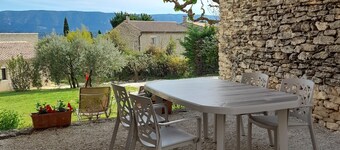 GIte in a quiet hamlet near Gordes