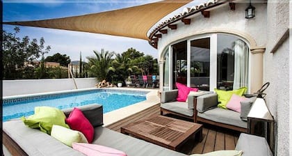 Casa Gusta, kaunis huvila upealla allas ja palmupuutarhassa!