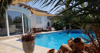 Casa Gusta, kaunis huvila upealla allas ja palmupuutarhassa!