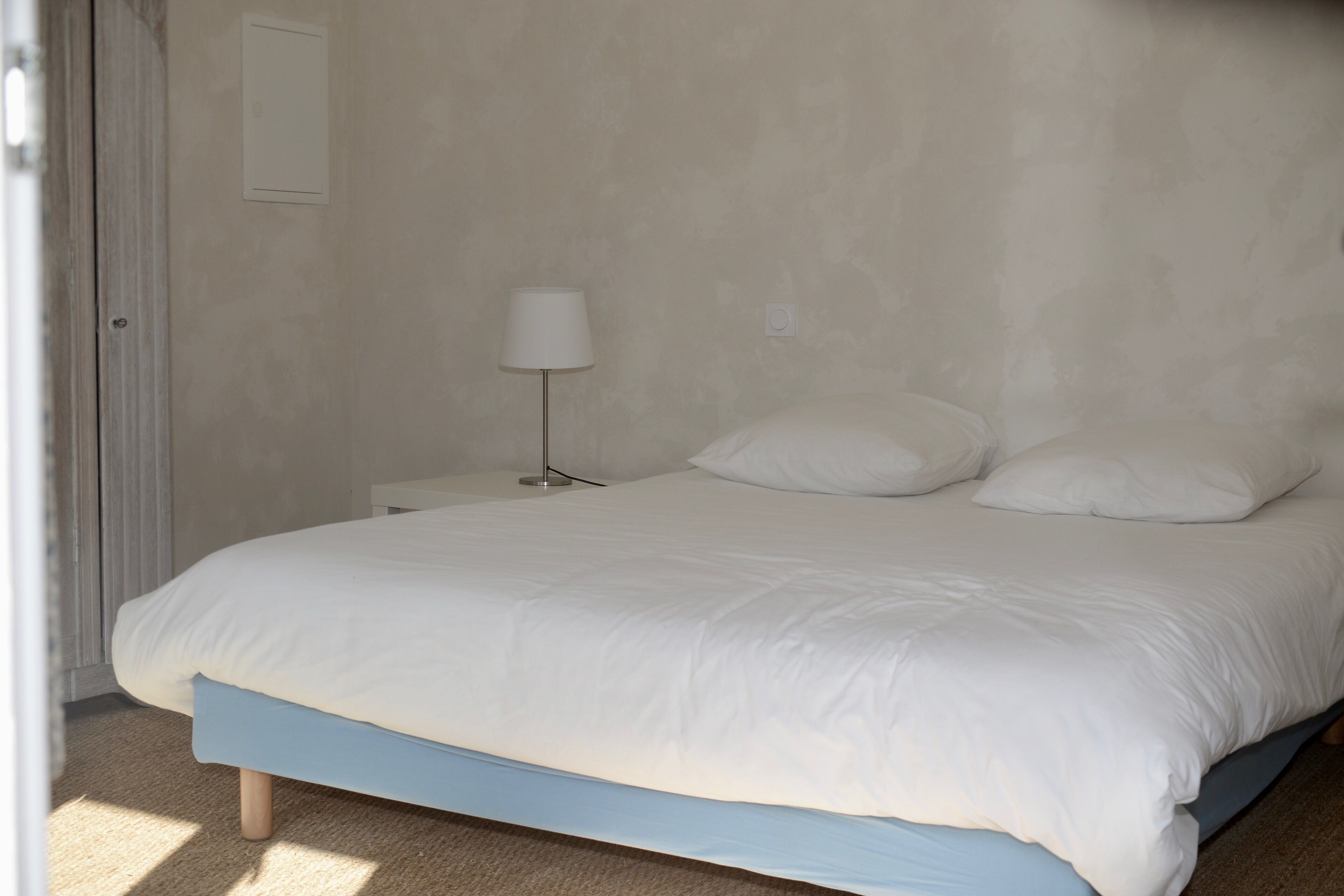 4 habitaciones, tabla de planchar con plancha y cuna de viaje 