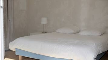 4 slaapkamers, een strijkplank/strijkijzer, reisbedje, gratis wifi