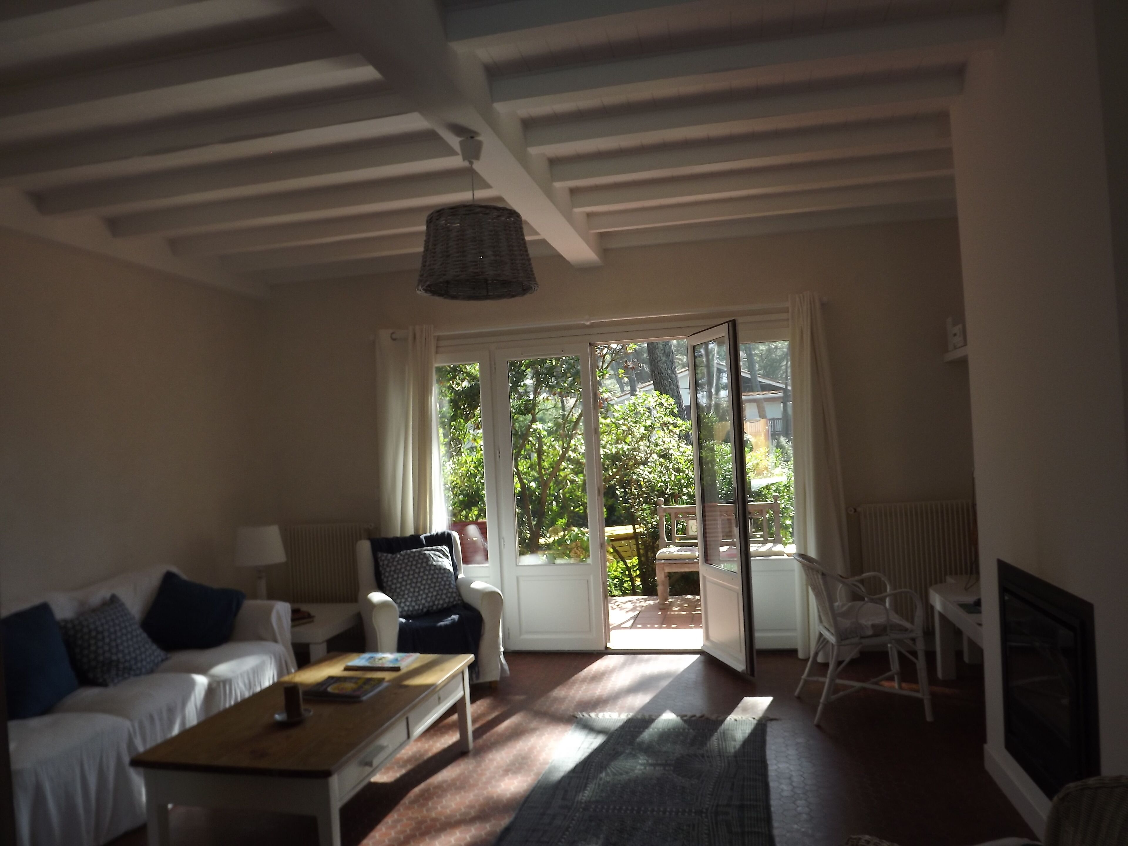 Una televisión, una chimenea, una mesa de tenis de mesa, juguetes