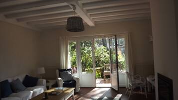 Televisie, een open haard, een tafeltennistafel en speelgoed