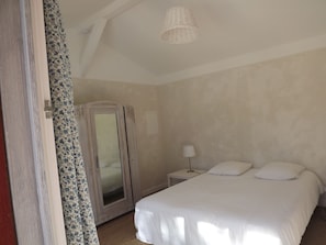 4 chambres, fer et planche à repasser, lit de bébé portatif