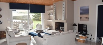 Rare: Bord de dune Ă 100m Ă pied de la plage, maison avec piscine ,10 couchages.