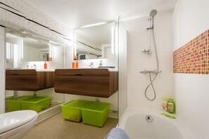 Duschwanne, Haartrockner, Handtücher, Seife