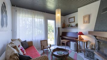 Televisie, een open haard, een dvd-speler en een tafeltennistafel