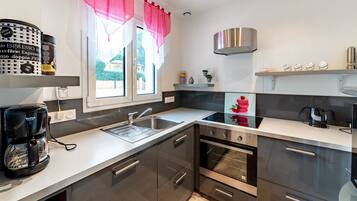 Een koelkast, een microgolfoven, een oven, een kookplaat