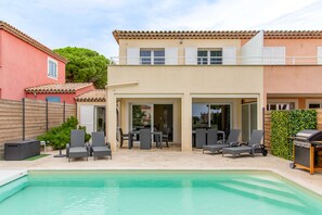 Utendørsbasseng og et oppvarmet basseng