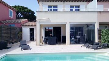 Een buitenzwembad en een verwarmd zwembad