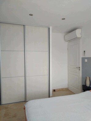 4 soverom, safe på rommet, strykejern/-brett og reiseseng for barn