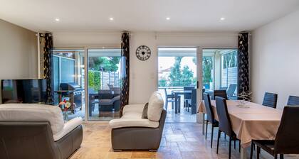 air-conditioned house, sea view sandy beach 150 m private heated pool 7x4 m