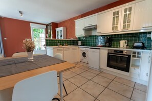 Fridge, microwave, oven, stovetop - Gite Nature Champagne (Germaine)