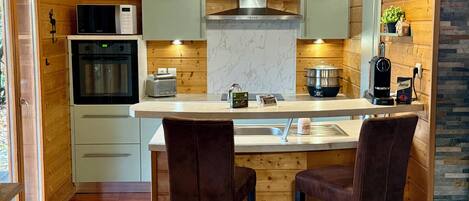 ثلاجة، ميكروويف، فرن، موقد طهي مسطح