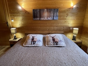 4 slaapkamers, een strijkplank/strijkijzer, babybedden, reisbedje