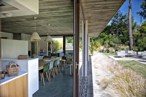 Outdoor dining - CAP-FERRET BETWEEN ARCACHON BAY AND OCEAN - VERY NICE VILLA WITH SWIM POOL (Lège-Cap-Ferret)