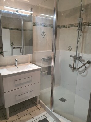 Douche, séchoir à cheveux, savon