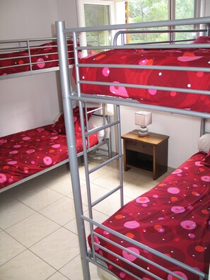 3 chambres, bureau, fer et planche à repasser, accès au Wi-Fi (inclus)