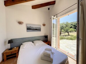 4 bedrooms, iron/ironing board, WiFi, bed sheets - sea view villa with pool - davia marine - beach on foot (Corbara)